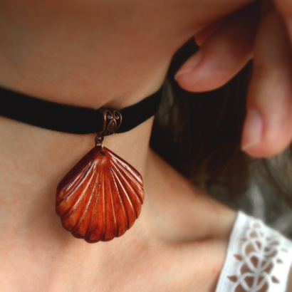 Дерев’яний кулон морська мушля на замшевому шнурку
