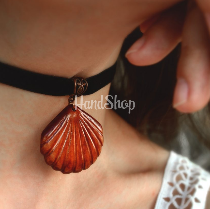 Дерев’яний кулон морська мушля на замшевому шнурку Дерев’яний кулон морська мушля на замшевому шнурку