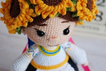 Магія українських традицій: в'язана іграшкова лялька україночка зі стрічками та віночком із соняхів