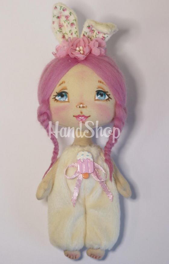 Міні лялька зайка у рожевому плюшевому комбінезоні Міні лялька зайка у рожевому плюшевому комбінезоні