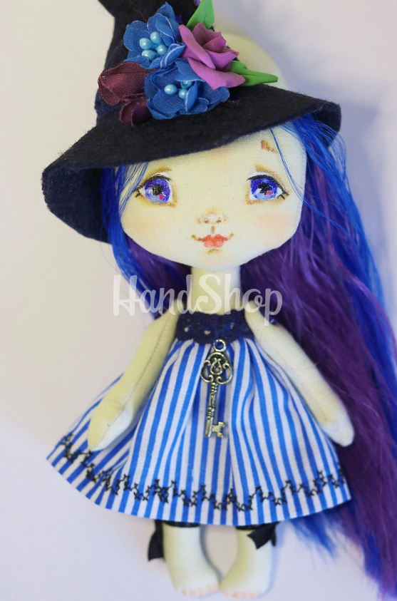 Авторська інтер’єрна лялька відьмочка з синім волоссям Авторська інтер’єрна лялька відьмочка з синім волоссям