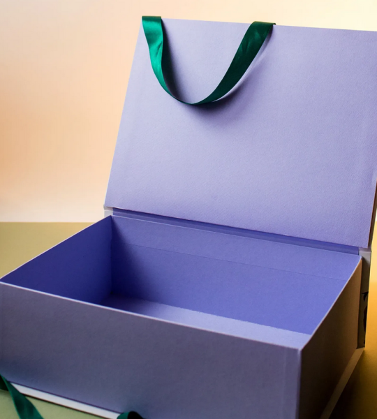 Подарункова коробка для одягу, солодощів, пляшок квіти крокуси