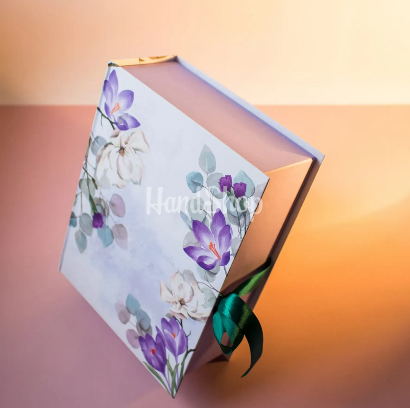 Подарункова коробка для одягу, солодощів, пляшок квіти крокуси Подарункова коробка для одягу, солодощів, пляшок квіти крокуси