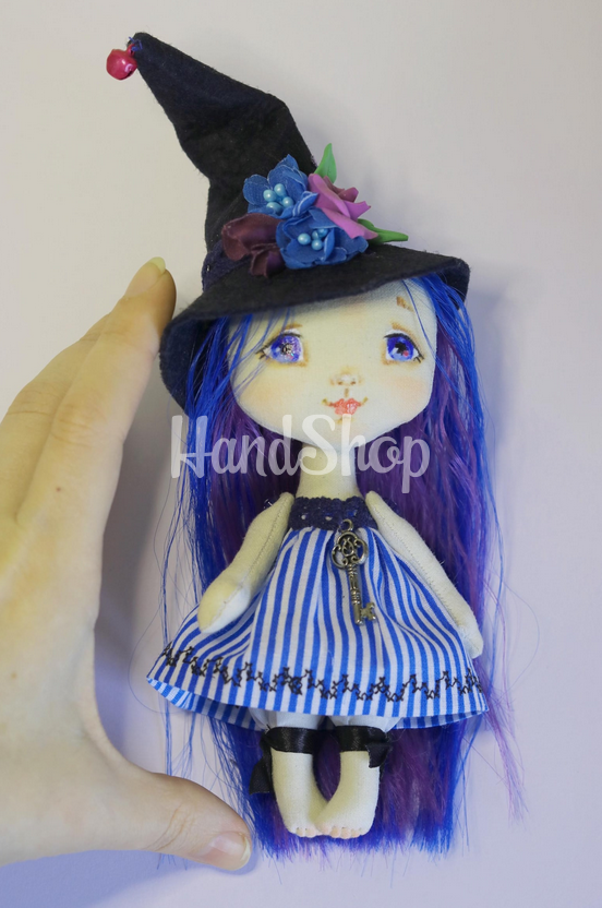 Авторська інтер’єрна лялька відьмочка з синім волоссям Авторська інтер’єрна лялька відьмочка з синім волоссям