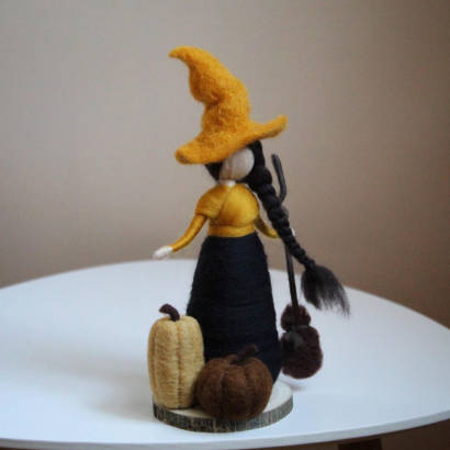 Сувенірна лялька відьмочка з вовни на підставці Halloween