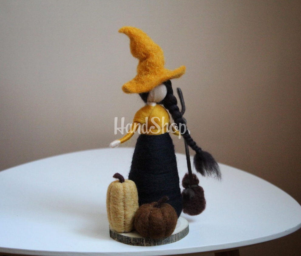 Сувенірна лялька відьмочка з вовни на підставці Halloween Сувенірна лялька відьмочка з вовни на підставці Halloween