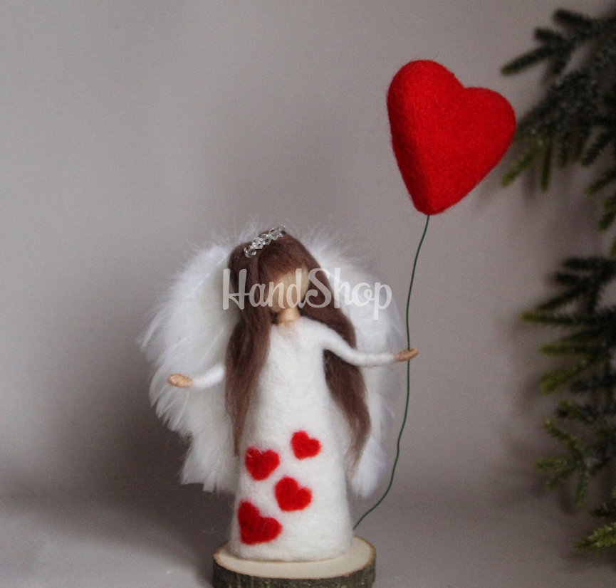 Авторська лялька валентинка в білій сукні на дерев'яній підставці Авторська лялька валентинка в білій сукні на дерев'яній підставці