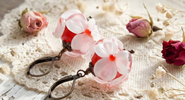 Романтичні сережки lampwork ручної роботи з квітами - ваш ідеальний подарунок на День святого Валентина