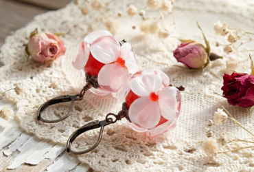 Романтичні сережки lampwork ручної роботи з квітами - ваш ідеальний подарунок на День святого Валентина