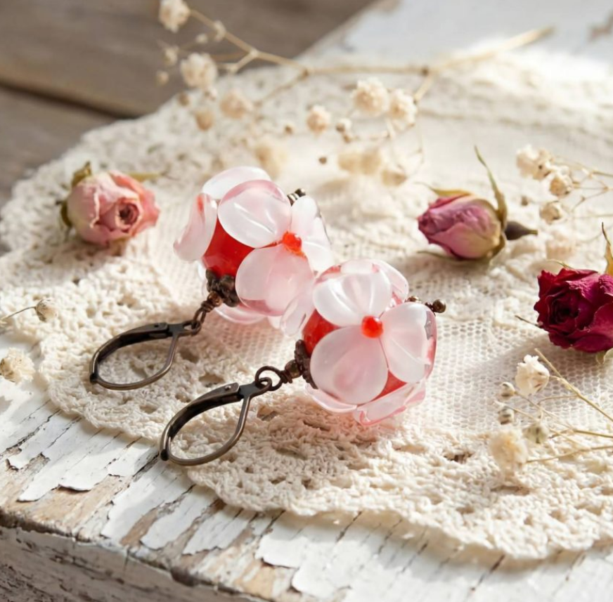Романтичні сережки lampwork ручної роботи з квітами - ваш ідеальний подарунок на День святого Валентина