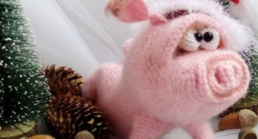 Магія зимових свят: чому м'яка в'язана рожева свинка в новорічному ковпаку - ідеальний подарунок для дорослих і дітей