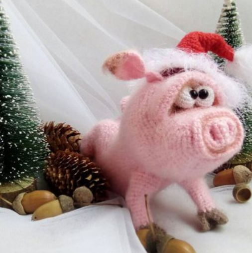 Магія зимових свят: чому м'яка в'язана рожева свинка в новорічному ковпаку - ідеальний подарунок для дорослих і дітей