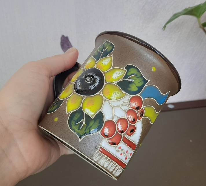 Чарівна традиція в кожній чашці: чашка з ручним розписом - рушничок, калина, сонях та прапор України