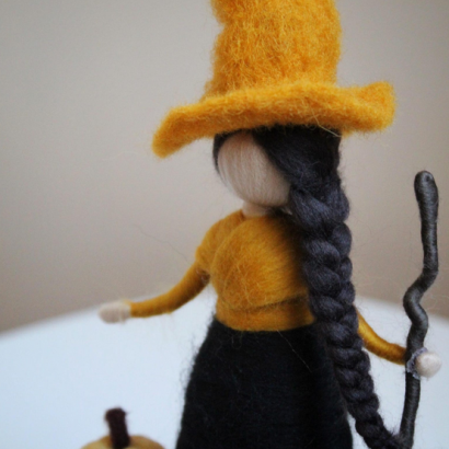 Сувенірна лялька відьмочка з вовни на підставці Halloween