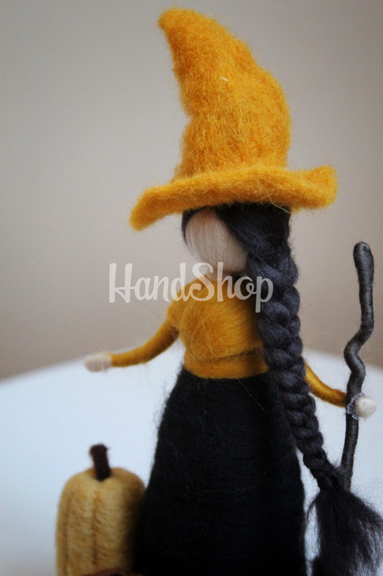 Сувенірна лялька відьмочка з вовни на підставці Halloween Сувенірна лялька відьмочка з вовни на підставці Halloween
