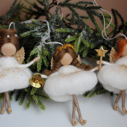 Новорічна руда лялька підвіска ангел з вовни на ниточці