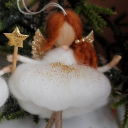 Новорічна руда лялька підвіска ангел з вовни на ниточці