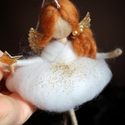 Новорічна руда лялька підвіска ангел з вовни на ниточці