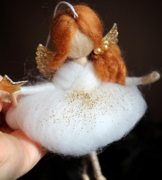 Новорічна руда лялька підвіска ангел з вовни на ниточці