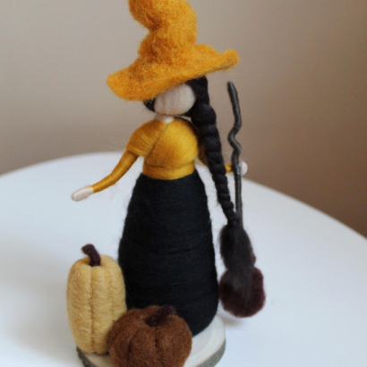 Сувенірна лялька відьмочка з вовни на підставці Halloween