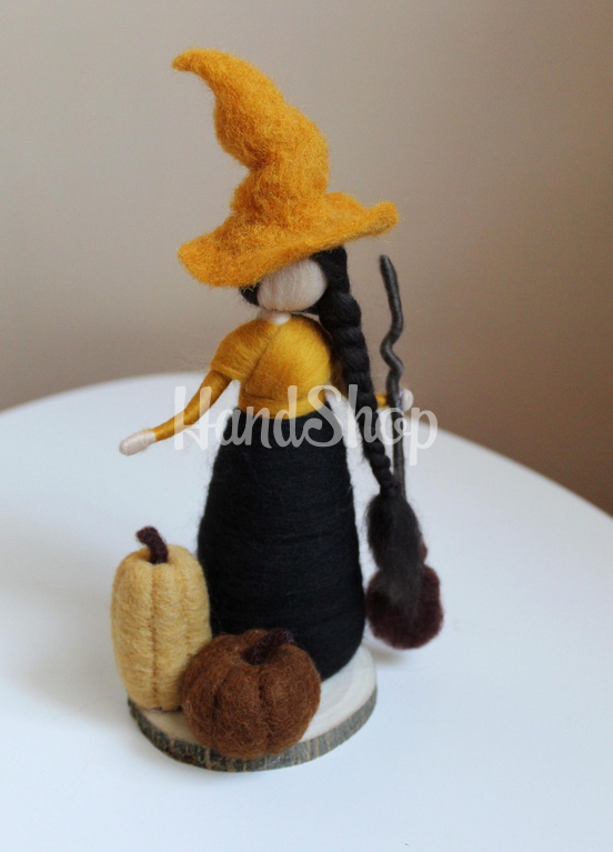 Сувенірна лялька відьмочка з вовни на підставці Halloween Сувенірна лялька відьмочка з вовни на підставці Halloween