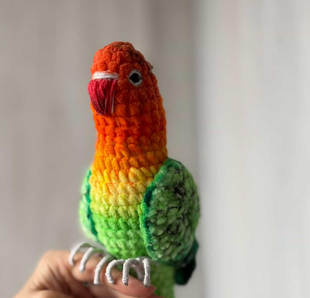 Авторська іграшка різнокольоровий папужка-нерозлучник, в’язаний з любов’ю для теплих дитячих обіймів