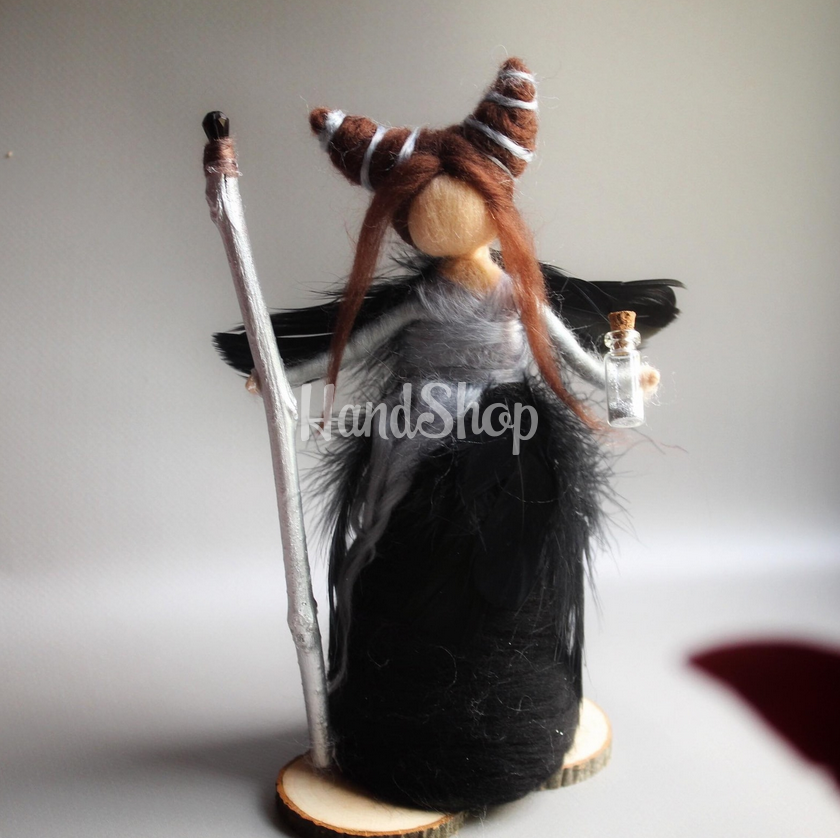 Авторська сувенірна лісова відьма з зіллям на підставці Авторська сувенірна лісова відьма з зіллям на підставці