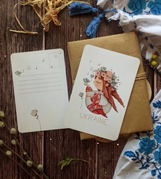 Авторська мальована листівка україночка з пташкою