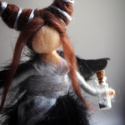 Авторська сувенірна лісова відьма з зіллям на підставці