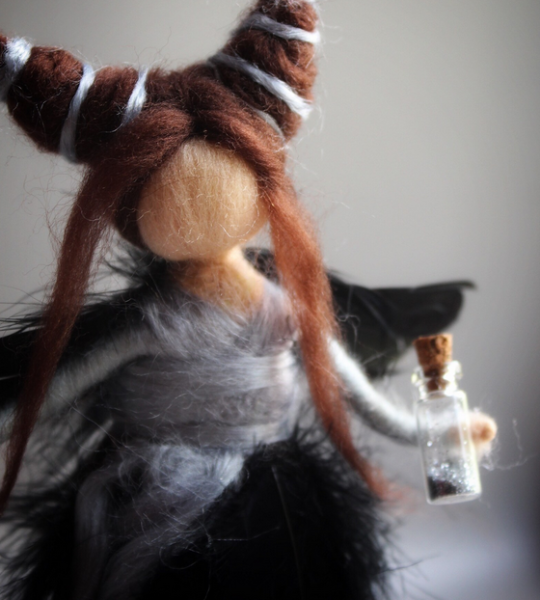 Авторська сувенірна лісова відьма з зіллям на підставці