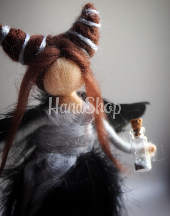 Авторська сувенірна лісова відьма з зіллям на підставці Авторська сувенірна лісова відьма з зіллям на підставці