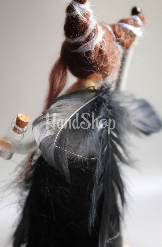 Авторська сувенірна лісова відьма з зіллям на підставці Авторська сувенірна лісова відьма з зіллям на підставці