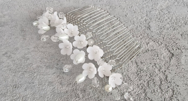 Белые акценты красоты: роскошный гребень для волос с цветочной композицией и хрустальным блеском Белые акценты красоты: роскошный гребень для волос с цветочной композицией и хрустальным блеском