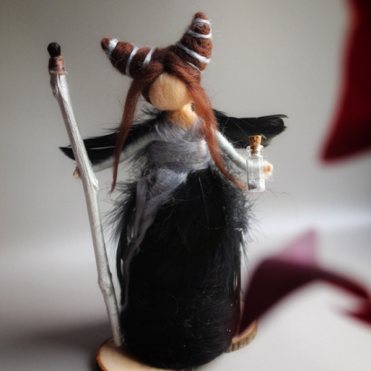 Авторська сувенірна лісова відьма з зіллям на підставці