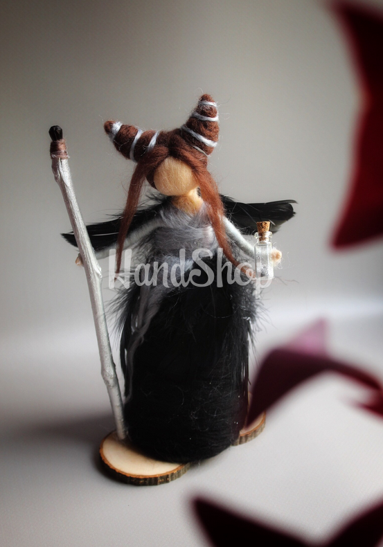 Авторська сувенірна лісова відьма з зіллям на підставці Авторська сувенірна лісова відьма з зіллям на підставці