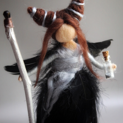 Авторська сувенірна лісова відьма з зіллям на підставці