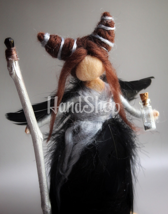 Авторська сувенірна лісова відьма з зіллям на підставці Авторська сувенірна лісова відьма з зіллям на підставці