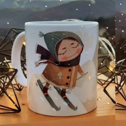 Дитяча сувенірна новорічна чашка дівчинка і лижі 2024