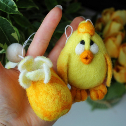 Великодні сувеніри підвіски жовте курча + яєчко з середечком