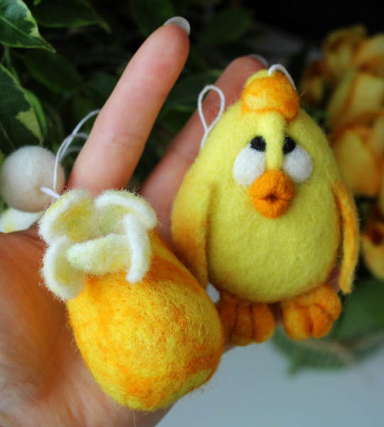 Великодні сувеніри підвіски жовте курча + яєчко з середечком