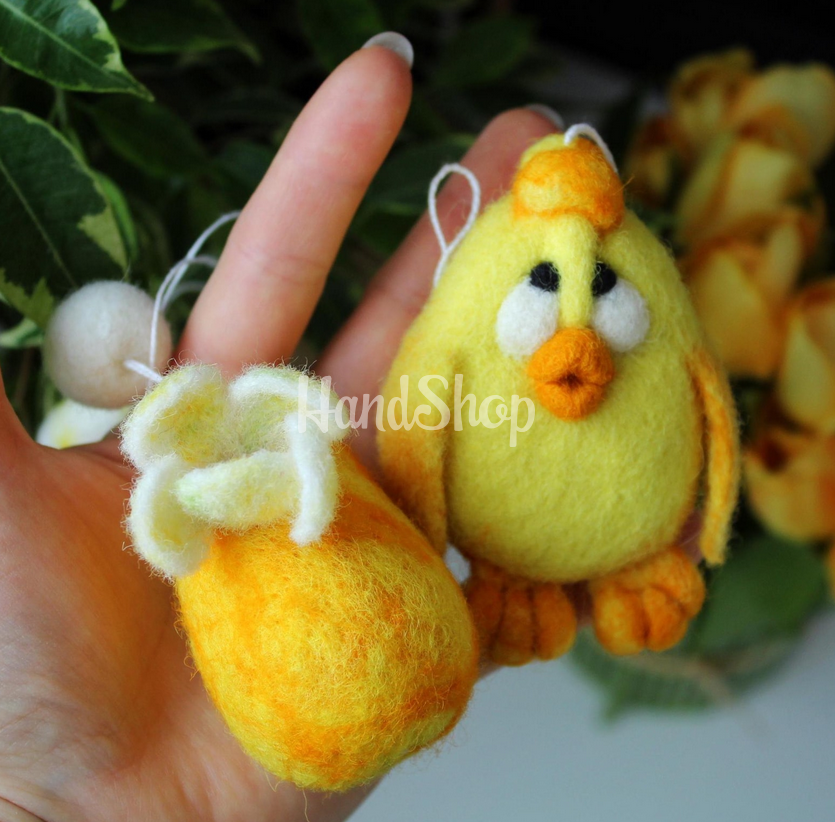 Великодні сувеніри підвіски жовте курча + яєчко з середечком Великодні сувеніри підвіски жовте курча + яєчко з середечком