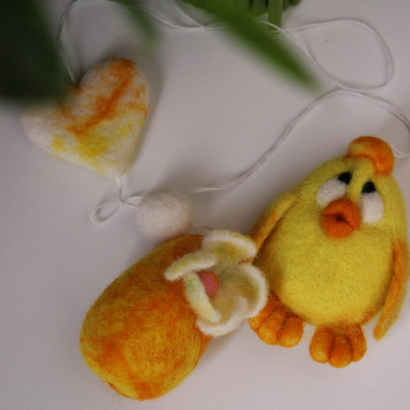 Великодні сувеніри підвіски жовте курча + яєчко з середечком