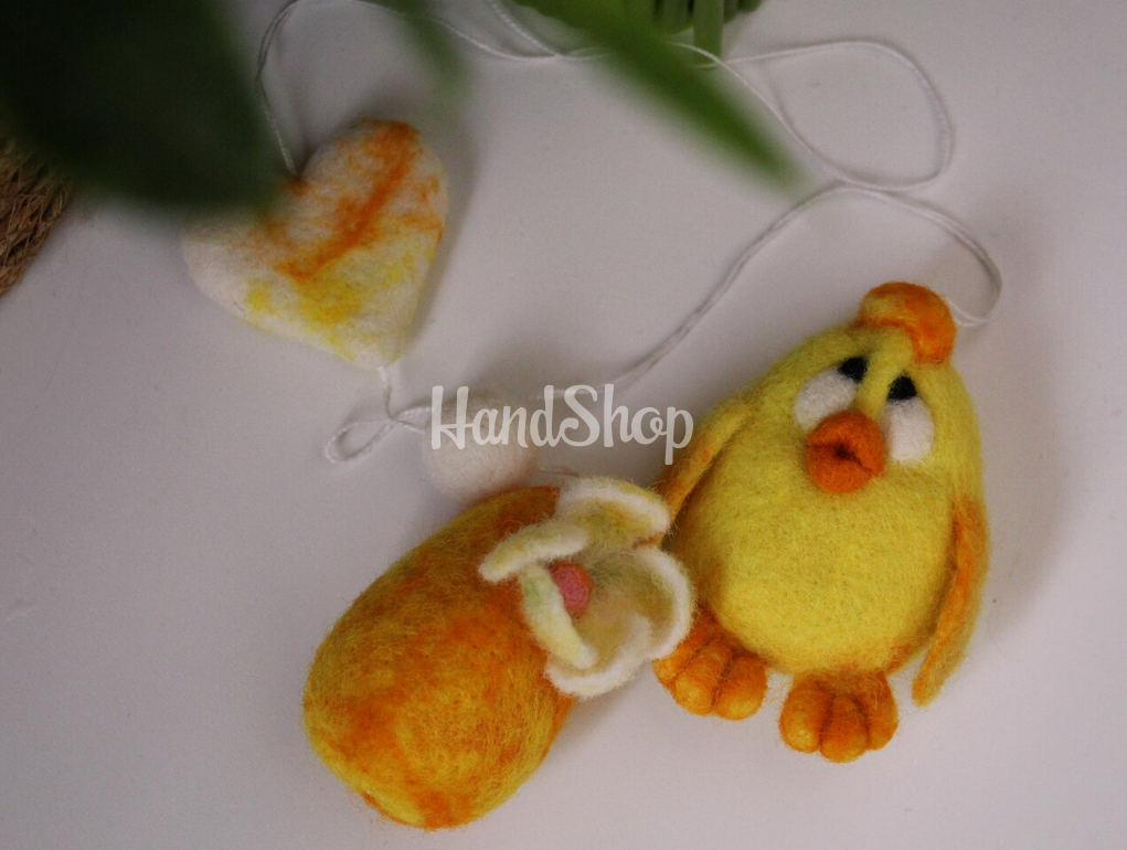 Великодні сувеніри підвіски жовте курча + яєчко з середечком Великодні сувеніри підвіски жовте курча + яєчко з середечком