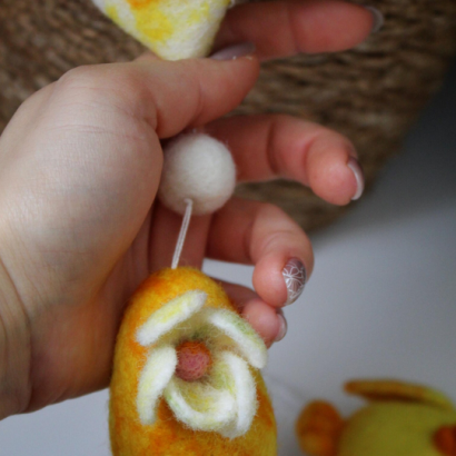 Великодні сувеніри підвіски жовте курча + яєчко з середечком