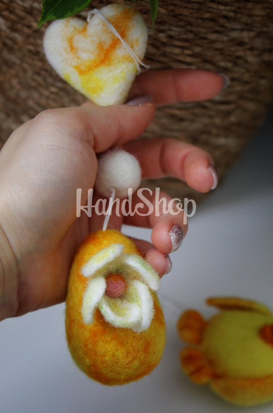 Великодні сувеніри підвіски жовте курча + яєчко з середечком Великодні сувеніри підвіски жовте курча + яєчко з середечком