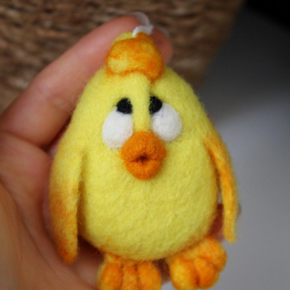 Великодня підвіска жовта ципа, яєчко з квіточкою, сердечко з вовни