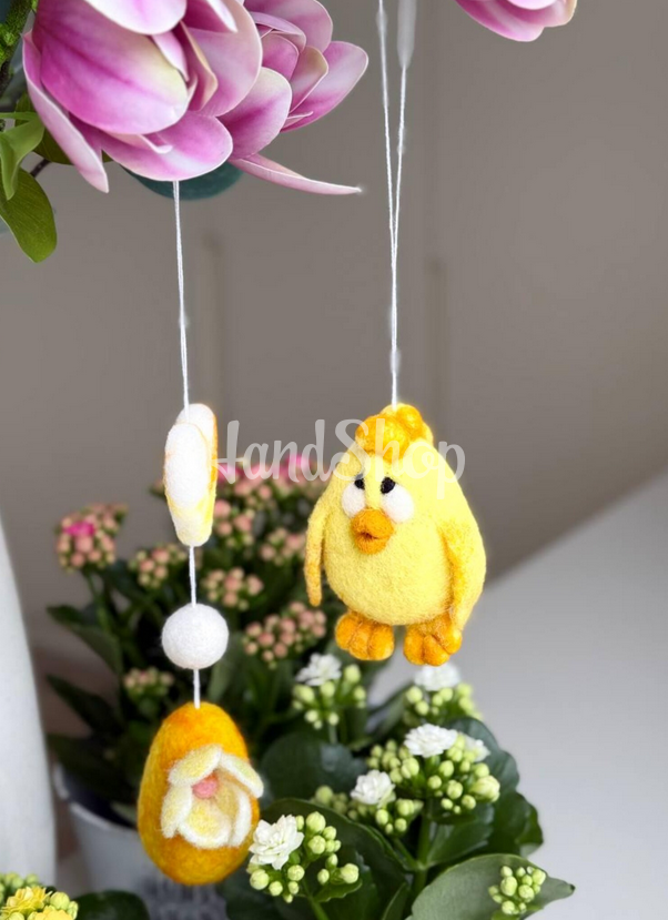 Великодня підвіска жовта ципа, яєчко з квіточкою, сердечко з вовни Великодня підвіска жовта ципа, яєчко з квіточкою, сердечко з вовни