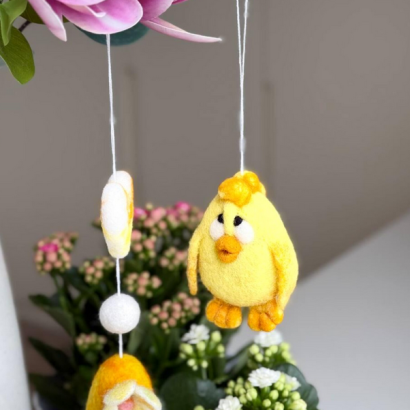 Великодні сувеніри підвіски жовте курча + яєчко з середечком