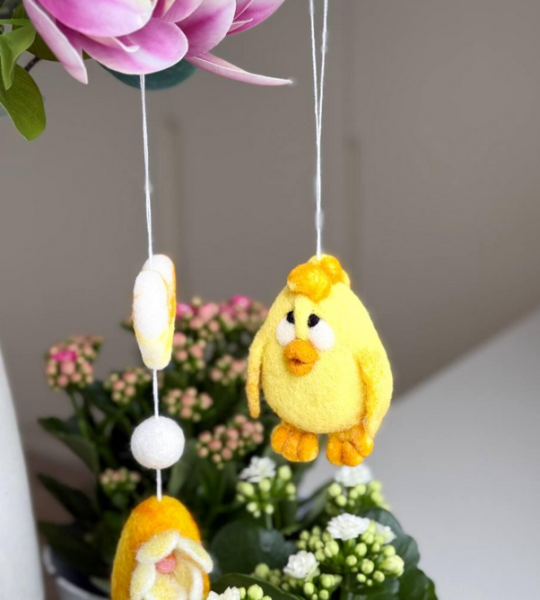 Великодні сувеніри підвіски жовте курча + яєчко з середечком