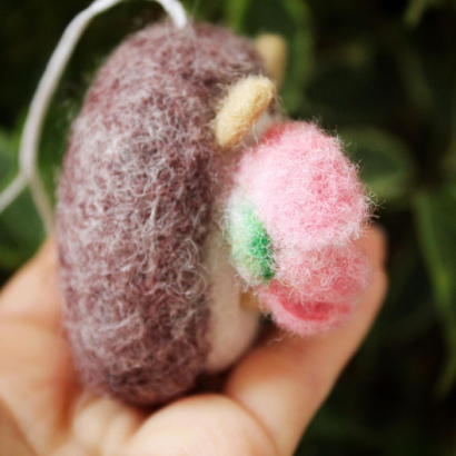 Ця довга сувенірна підвіска їжак з квіткою та яєчко з сердечком не лише прикрасить ваш простір, а й стануть символом затишку та доброго настрою!